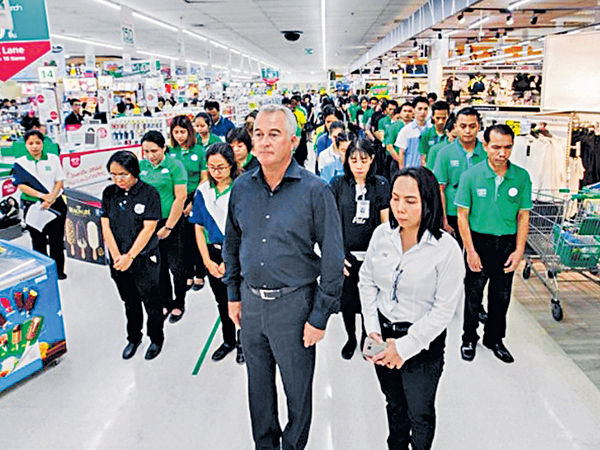 泰Tesco Lotus超市 26日休息悼先王