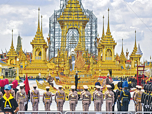 泰王普密蓬今國葬 遊客穿素服勿喧嘩