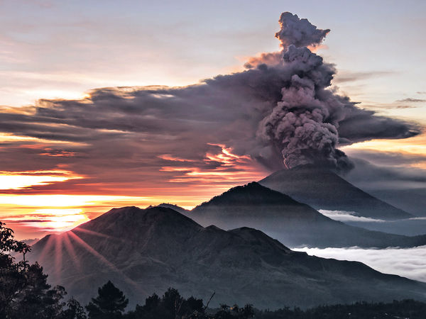 峇里島火山噴4千米濃煙 港旅團暫無影響