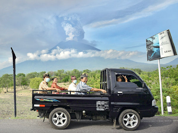 峇里火山噴熔岩 3港團滯留