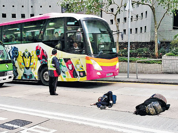 過馬路捱撞 婆孫同傷