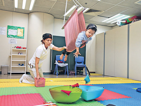 自家製鞦韆平衡木 助訓練幼兒專注