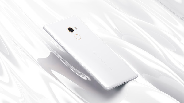 小米 mix2 unibody 全陶瓷版手机外型相当出众.