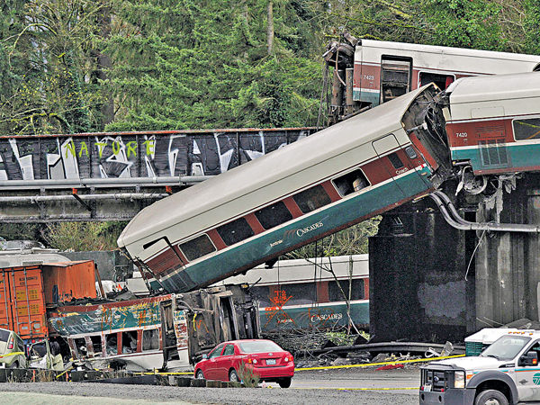 釀3死百傷 西雅圖列車超速墜橋