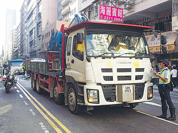 7旬婦疑捐車罅 遭吊臂車輾斃