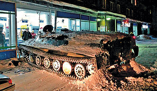 俄男為偷酒 搶裝甲車撞超市