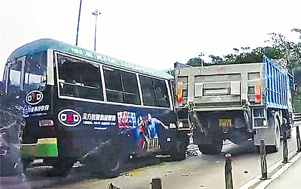 司機飛出 無人駕駛綠Van撞貨車