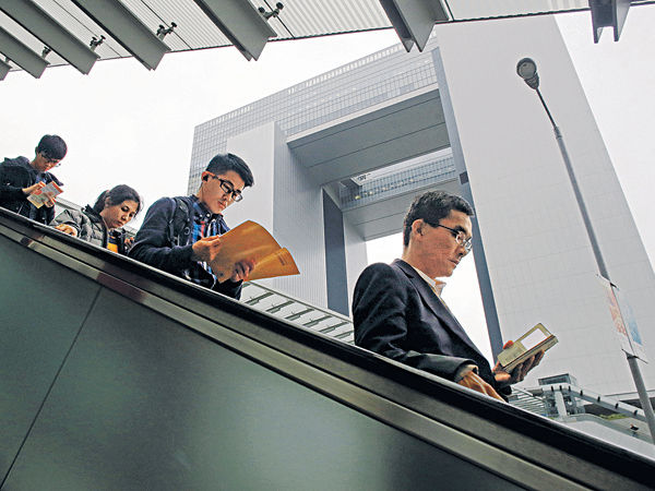 港府本財年首3季 盈餘$1100億