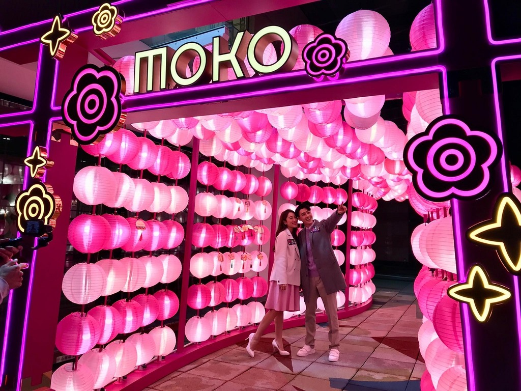 moko 新世纪广场 9 米幸福光影长廊!情人节影粉红灯笼放闪
