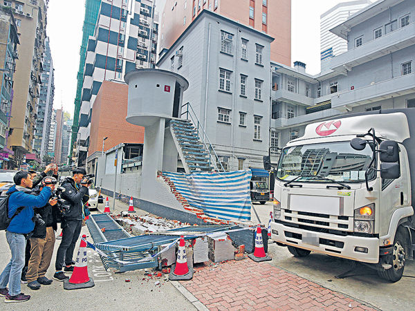 二級歷史建築 舊灣仔警署 遭貨車撞冧牆