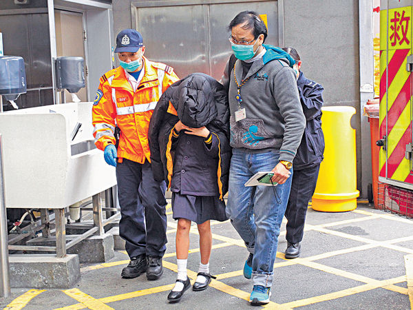 兔唇女疑遭刻薄對待 父母涉虐兒