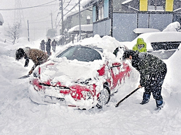 日福井縣積雪逾米 千輛車被困