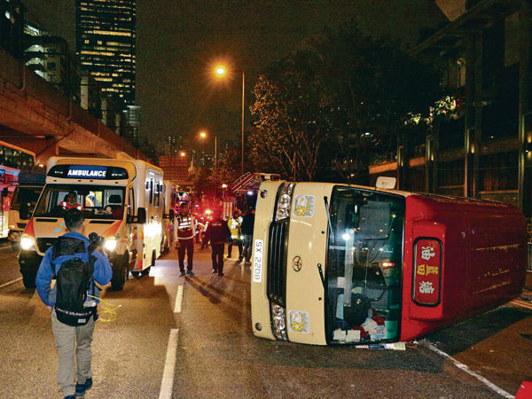紅Van炒車翻側 10傷