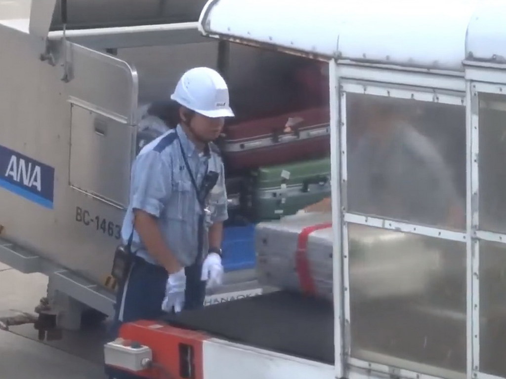 日本地勤搬行李片瘋傳！網民大讚比自己更細心- ezone.hk - 網絡生活- 網絡熱話- D180212