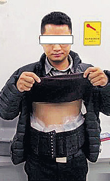 腰纏25部iPhone闖關 港男遭「人臉識別系統」鎖定