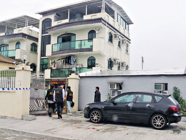 歹徒偷車撞大閘 擎槍指嚇村民