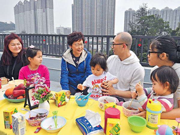 林鄭「深井光屋」探住客 齊食開年飯慶新春