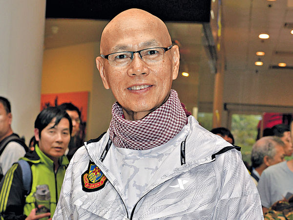 家英哥慣獨自睇波
