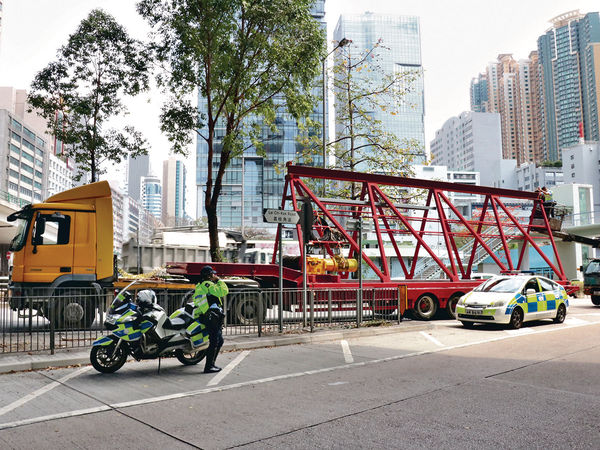 載貨超高 鐵架車撞天橋