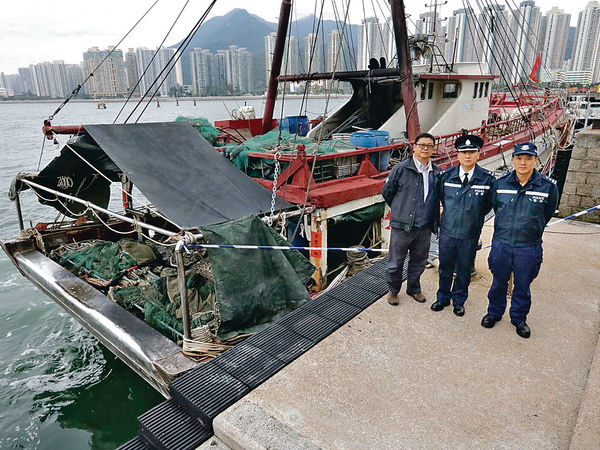 水警截非法入境漁船 涉拖網捕魚