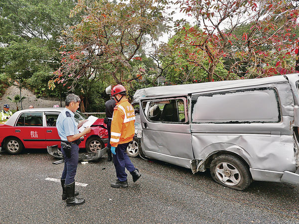 貨Van撞的士旅巴 退休警慘死
