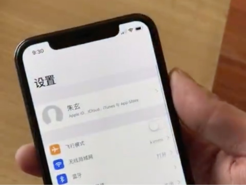 疑似iPhone SE2 真機曝光！植入iPhone X「M 字額」 - ezone.hk - 科技 