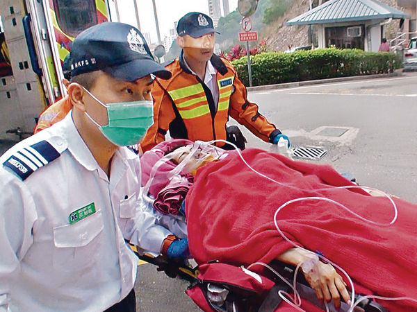 抱B少婦慘遭輾斷腳 忍痛問「我個女點呀」