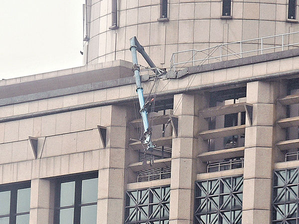 環保斗飛墮壓斷纜索 跑馬地電車暫停