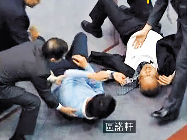 立會審議一地兩檢 爆混亂
