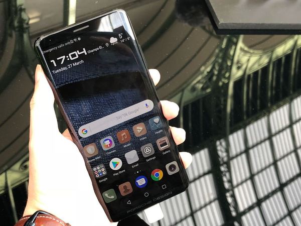 porsche design huawei mate rs 保时捷别注版,6 吋屏幕,解像度 2,880