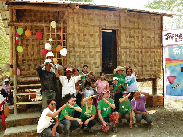 項明生赴緬甸 為貧困家庭建新居