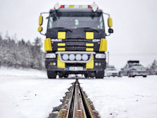 瑞典設全球首條「電氣化道路」 電動車邊行邊充電