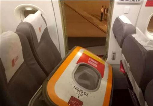 又有内地乘客开飞机逃生舱门!只因「闷热想透气」?