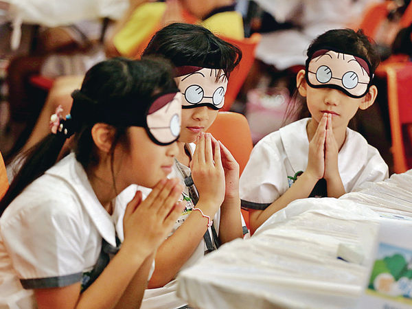 逾250學童蒙眼用餐 體驗視障生活