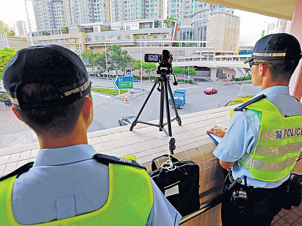 警試用手提攝錄機 捉「不專注駕駛」
