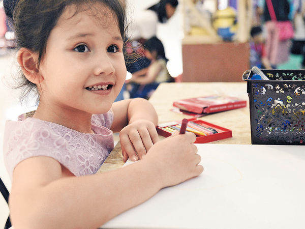 引導聯想 豐富創作 栽培5歲童畫人像