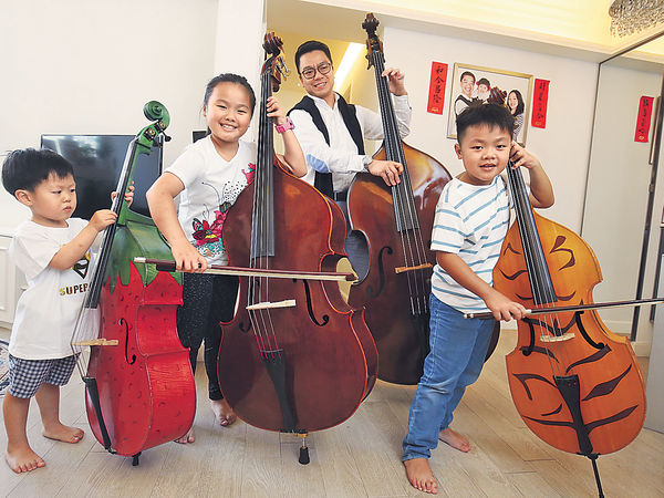 爸爸教拉Double Bass 練紀律陶冶品格