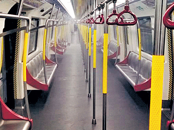 港鐵車廂內 外置充電器冒煙