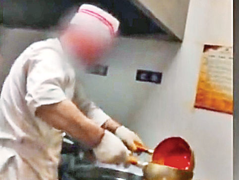 小龍坎被爆用「口水油」 水杯地拖同盆洗