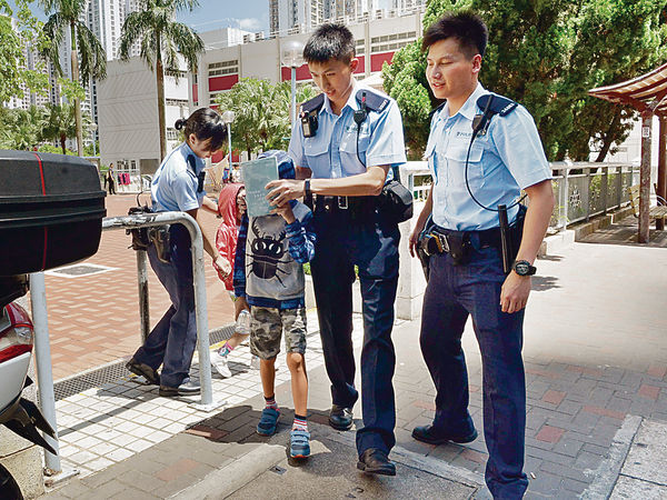 小兄妹被獨留家中
