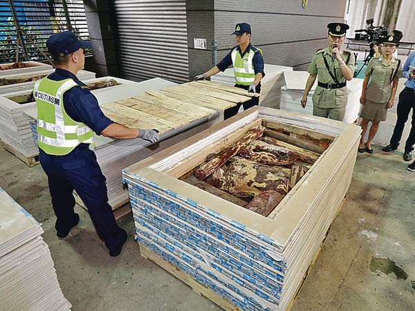 海關撿5.7噸走私紫檀木