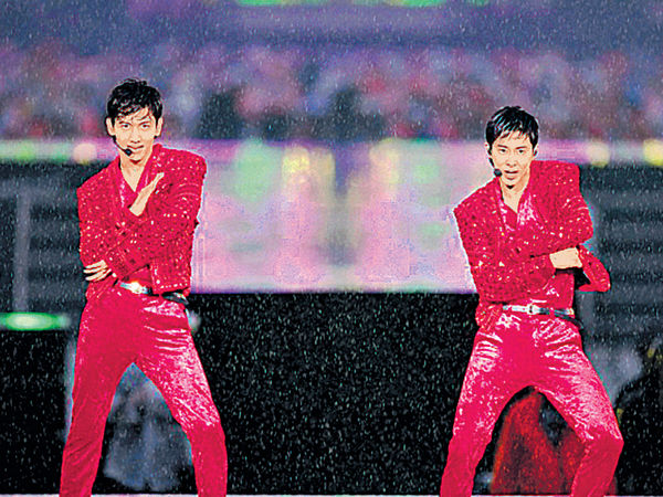 東方神起 雨中完成橫濱騷