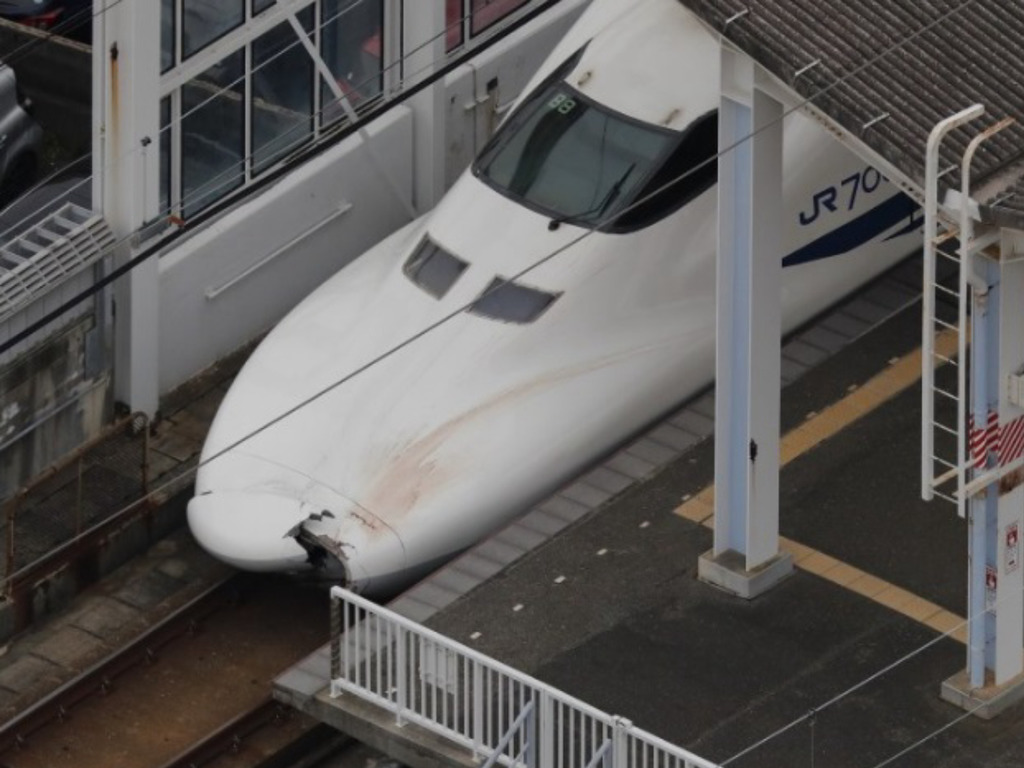 日本新幹線離奇意外 封閉隧道內車頭 撞人 至損毀 Ezone Hk 網絡生活 網絡熱話 D