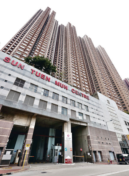 23歲女疑弒父母 復吸氦氣自殺
