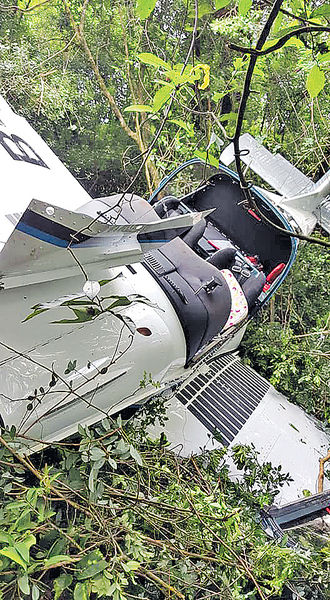 小型飛機馬屎洲墜毀 機師危殆