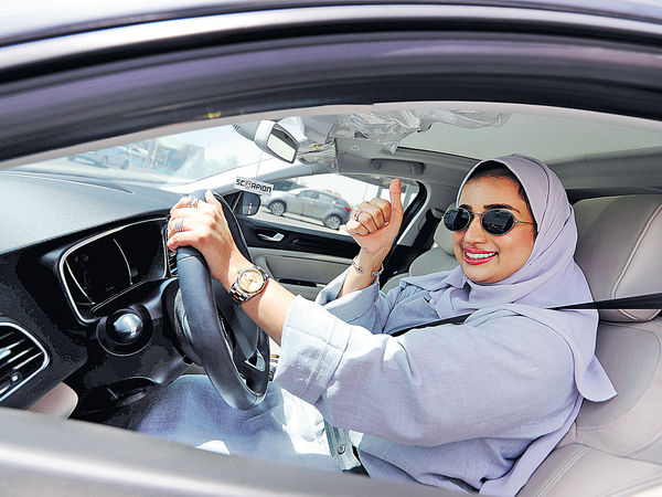 沙特女性解禁 首次合法駕車