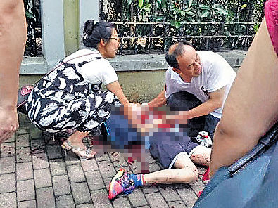滬狂漢校園外見人就斬 2小學生慘死