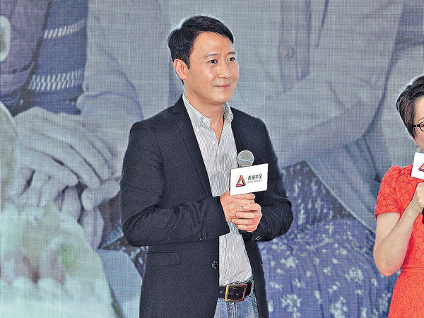 當爸後首度現身 黎明展露幸福笑容