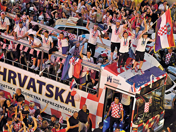 55萬球迷夾道歡迎 格仔軍英雄榮歸