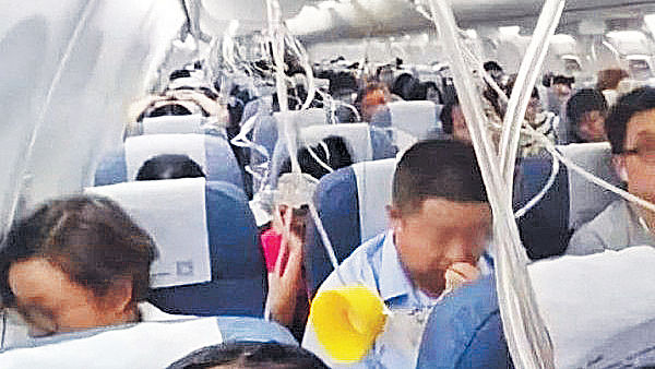 吸煙致客機急降 國航正副機師永久釘牌